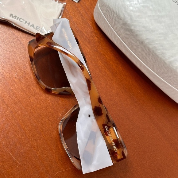 NWOT Michael Kors Mk 2238U Animal Print Brown Bellamonte Sunglasses. main image 4